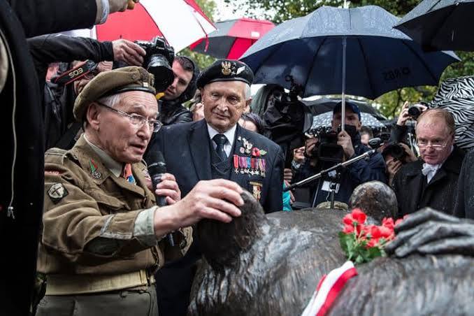 Veterans at Wojtek statue unveiling